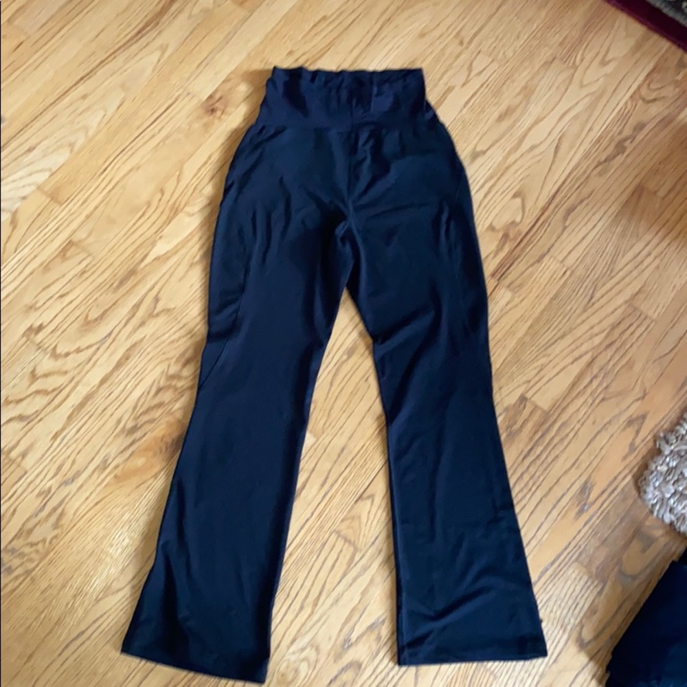 Old navy maternity workout pants - Picture 2 of 4